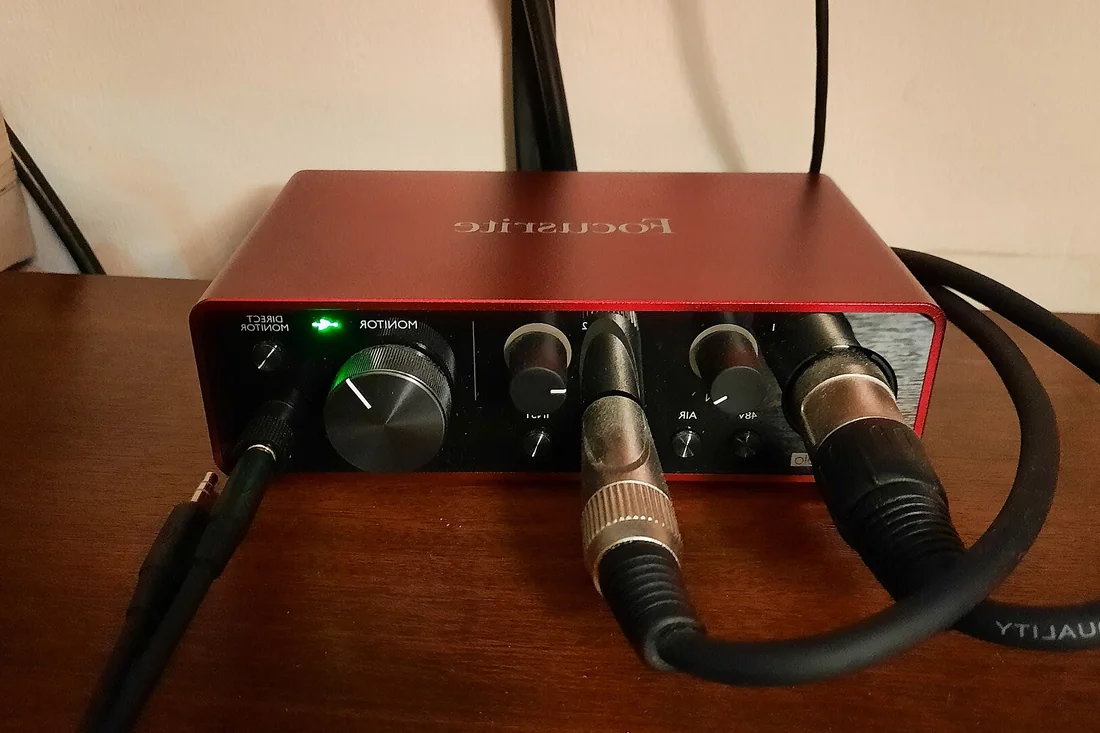 Bàn làm việc với sound card, hai loa kiểm âm near-field và tai nghe kiểm âm