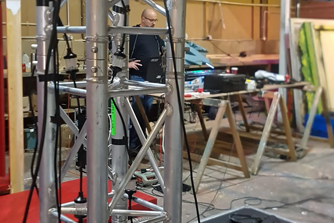 Hai cột loa line array treo hai bên sân khấu cùng loa siêu trầm đặt dưới sàn