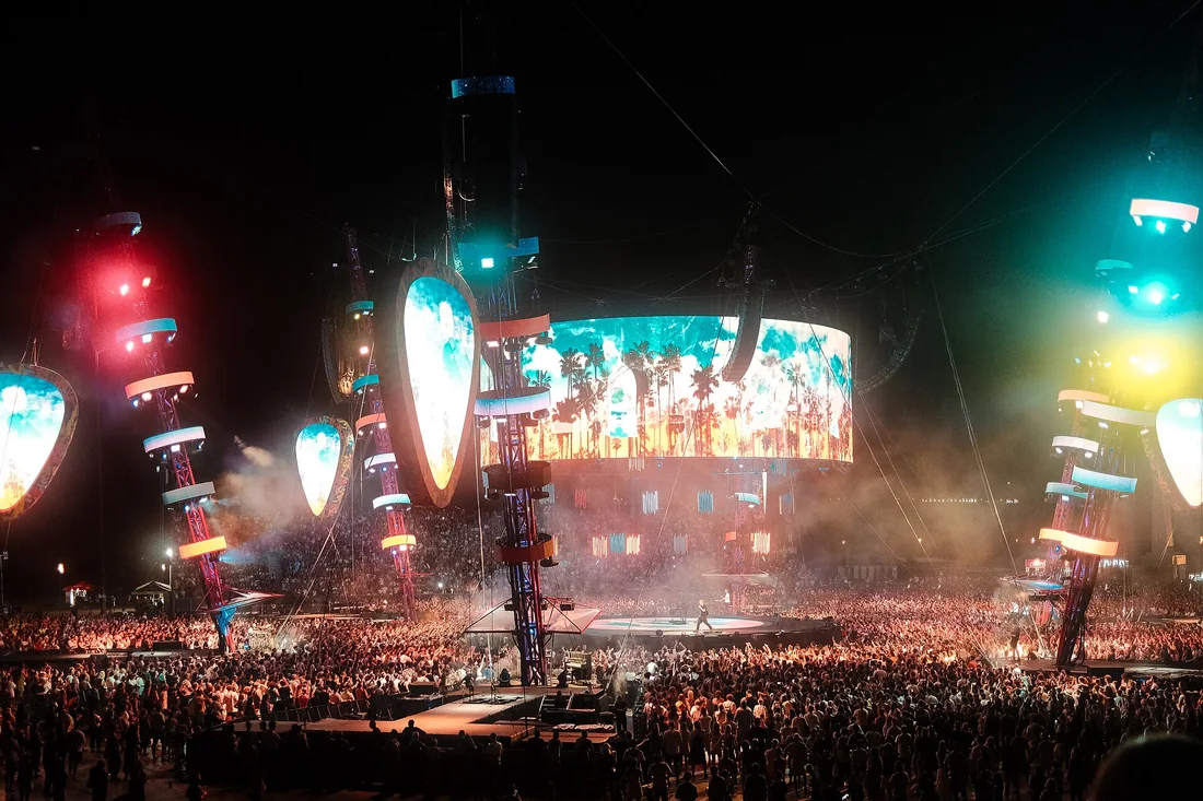 Đội kỹ thuật lắp khung truss nhôm và treo cụm loa line array trước giờ chương trình
